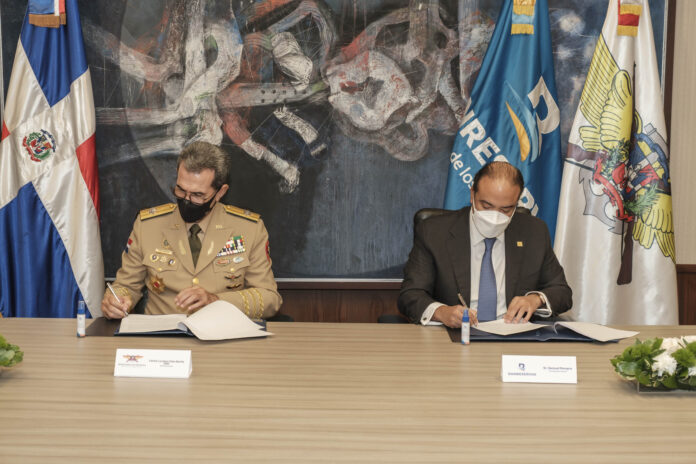 El administrador general de Banreservas, Samuel Pereyra, y el ministro de Defensa, teniente general Carlos Luciano Díaz Morfa, firman el acuerdo de cooperación que ofrecerá facilidades financieras a los miembros del cuerpo castrense.